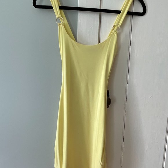 PrettyLittleThing Yellow Mini Bodycon Dress - Picture 4 of 8